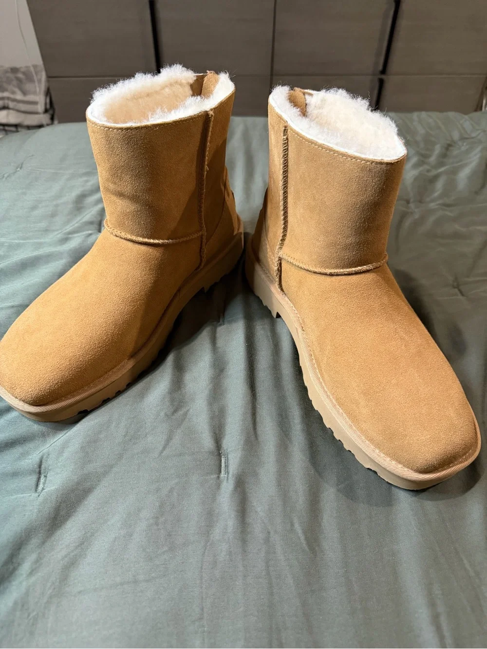 UGG Classic Short Shearling Boots in Chestnut/Tan